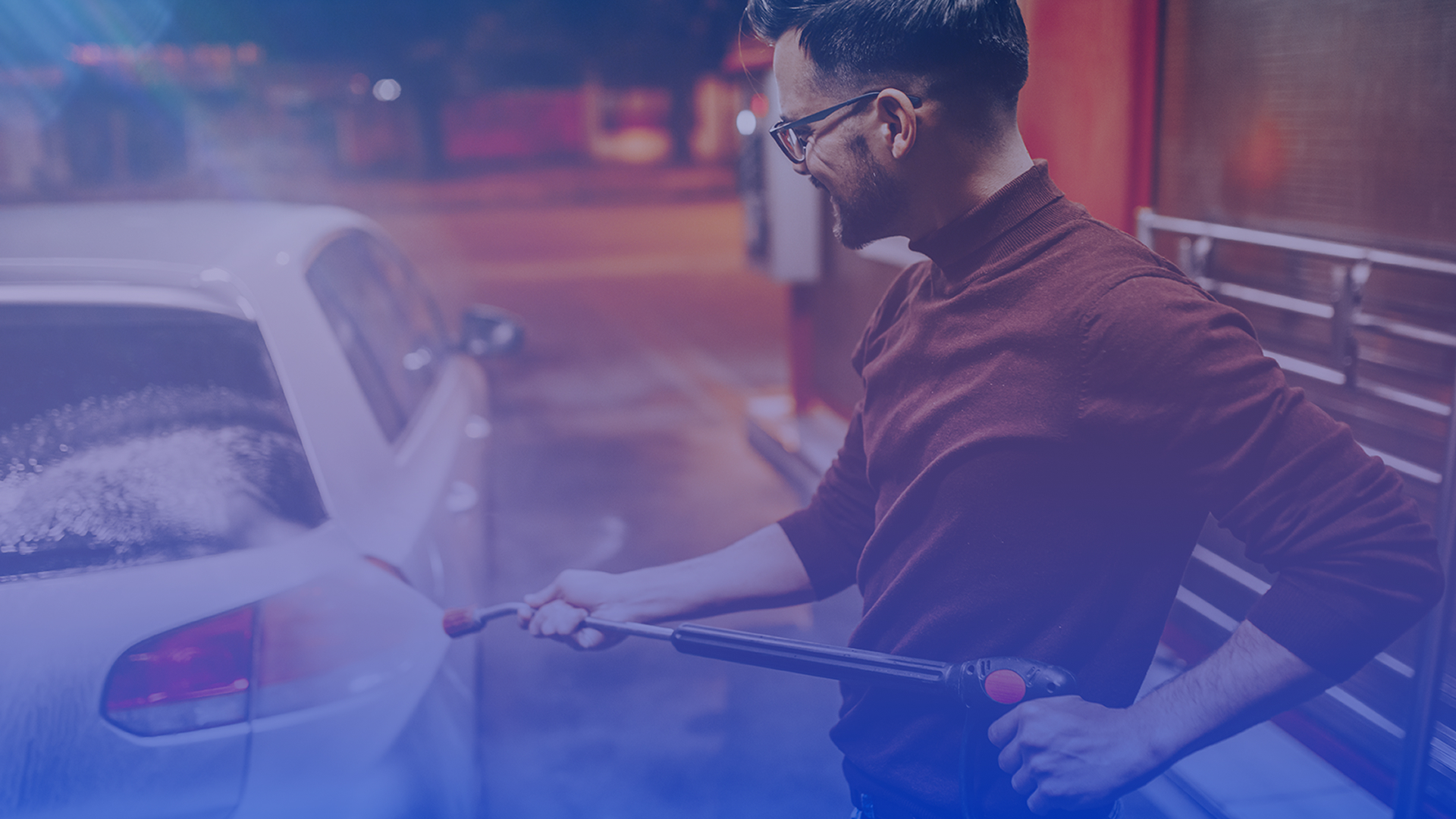 Man maakt het interieur van zijn auto schoon bij Falcon Carwash